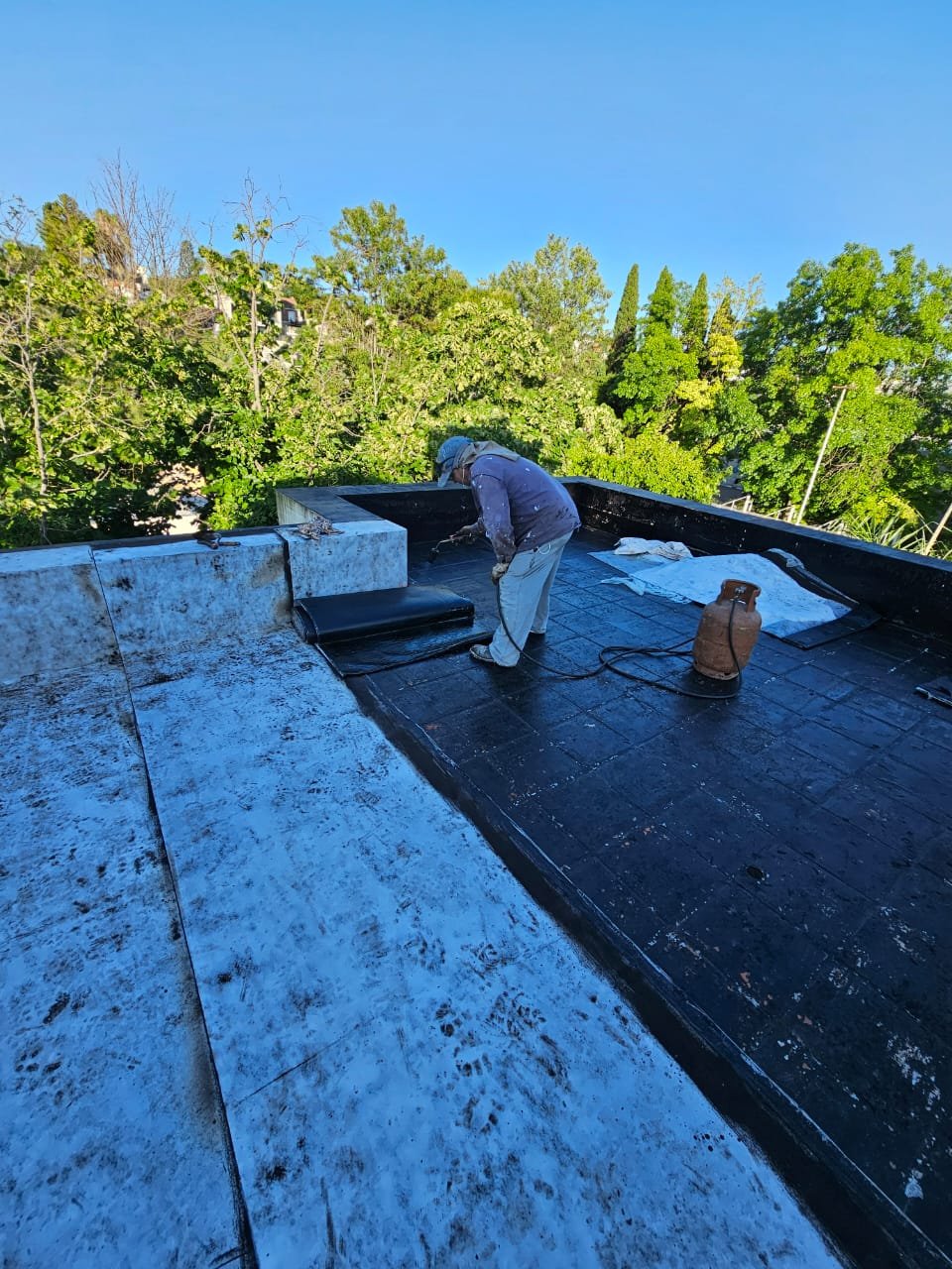 Trabajo de impermeabilización sobre una cubierta